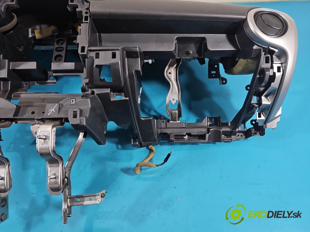 Mazda 2 II 2007-2014 1.3 16V 86 HP manual 63 kW 1349 cm3 3- kokpit,pristrojová doska rozdeľovacia