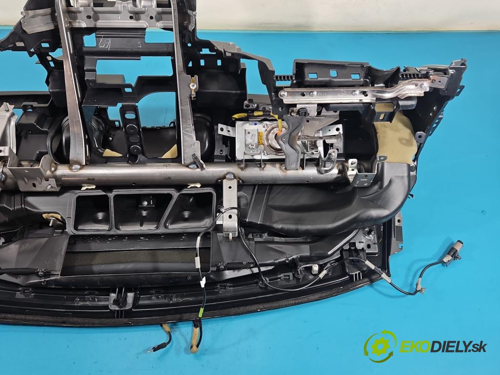 Mazda 2 II 2007-2014 1.3 16V 86 HP manual 63 kW 1349 cm3 3- kokpit,pristrojová doska rozdeľovacia