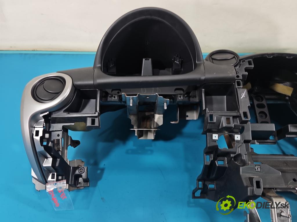 Mazda 2 II 2007-2014 1.3 16V 86 HP manual 63 kW 1349 cm3 3- kokpit,pristrojová doska rozdeľovacia