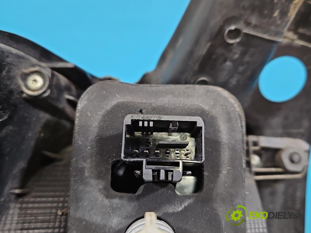 Vw Passat B8 2014 - 2.0 tdi 150 HP automatic 110 kW 1968 cm3 5- svetlo / reflektor zadné pravé 3G9945312 (Kľučka dverí ostatné)