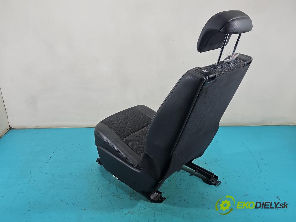 Toyota Verso 2009-2018 1.8 16V 147 HP manual 108 kW 1798 cm3 5- Sedačka zadné ľavý II