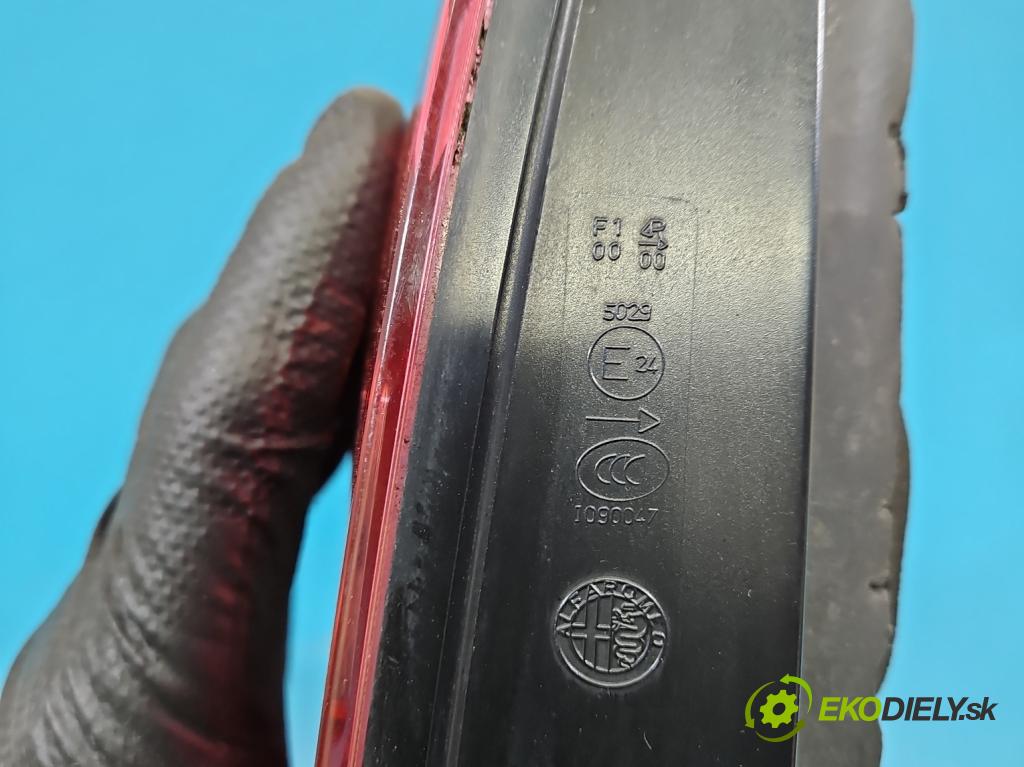 Alfa romeo Giulietta 1.6 jtd 105 HP manual 77 kW 1598 cm3 5- svetlo / reflektor zadné pravé 50513400 (Kľučka dverí ostatné)