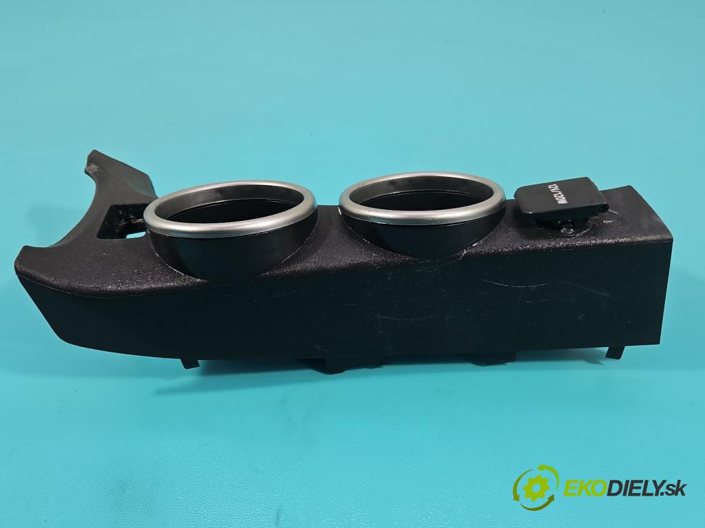 Toyota Verso 2009-2018 1.8 16V 147 hp manual 108 kW 1798 cm3 5- Rukojeť: na napoje:  (Držák nápojů)