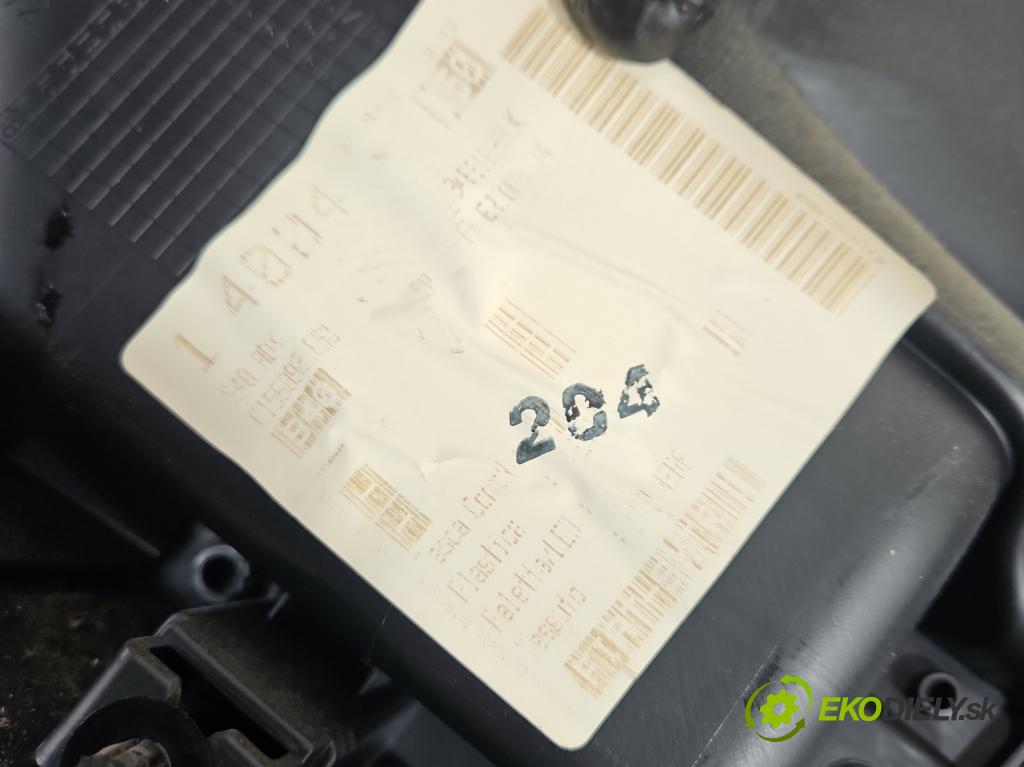 Alfa romeo Giulietta 1.6 jtd 105 HP manual 77 kW 1598 cm3 5- Čalounictví: dvere predné pravé 1946947