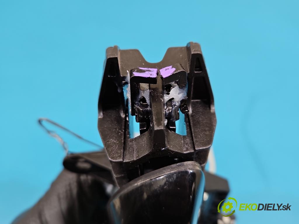 MG MG3  24- 1.5 16V 102 HP automatic 75 kW 1498 cm3 5- rukoväť zadné ľavé mimo:  (Kľučka dverí ostatné)