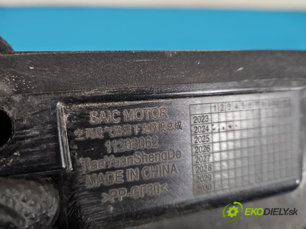 MG MG3  24- 1.5 16V 102 hp automatic 75 kW 1498 cm3 5- torpédo 11203062 (Plast pod čelním sklem)