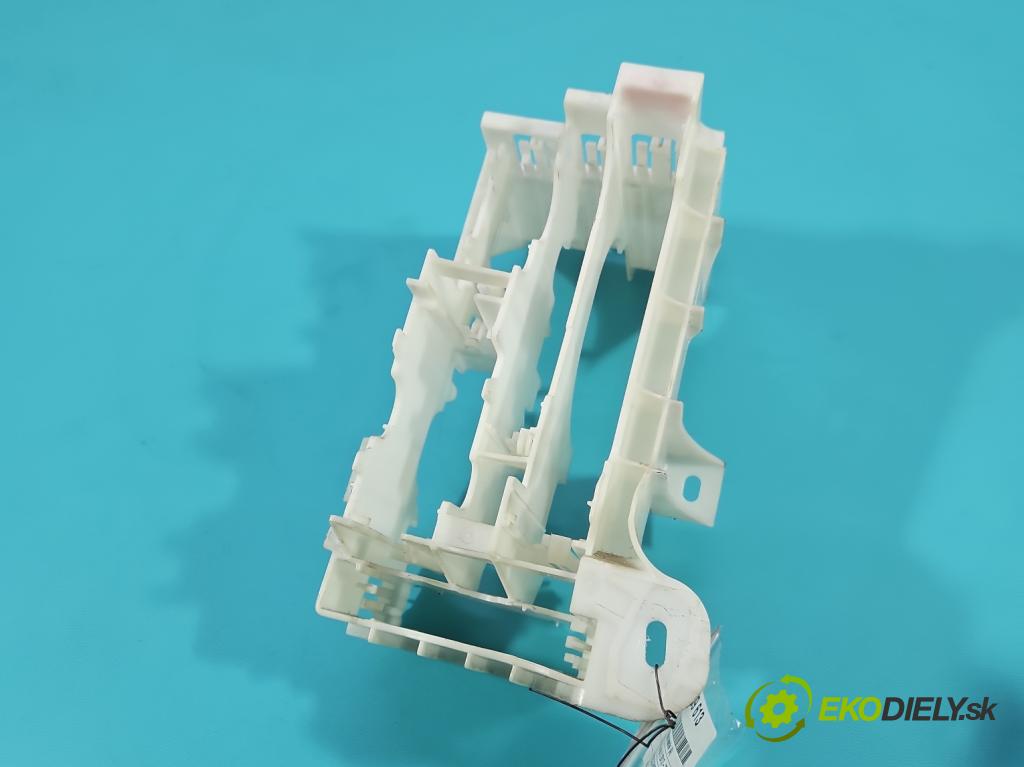 Toyota Auris II 2012-2018 1.8 16V 99 HP automatic 73 kW 1798 cm3 5- Upevnenie: 82877-02020