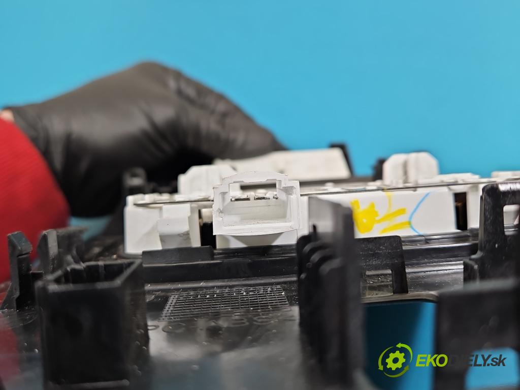 Dacia Duster III 24- 1.2 131 HP manual 96 kW 1199 cm3 5- svetlo / reflektor interiéra 969816236R