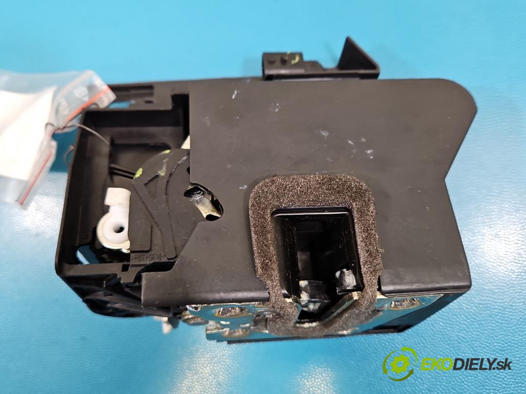 Dacia Duster III 24- 1.2 131 HP manual 96 kW 1199 cm3 5- zámok predné pravý 805022447R