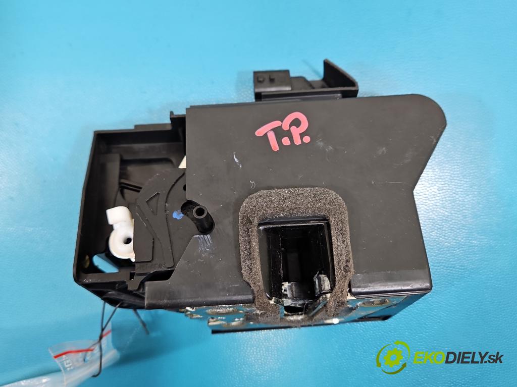 Dacia Duster III 24- 1.2 131 HP manual 96 kW 1199 cm3 5- zámok zadné pravý 825022783R