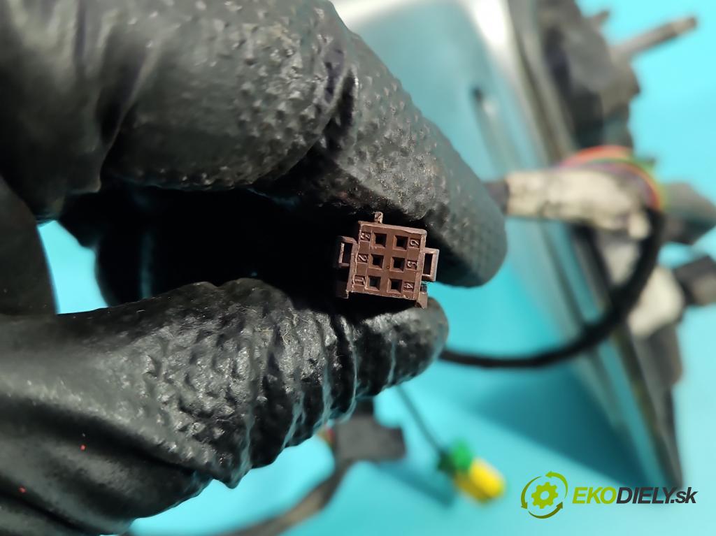 Peugeot 807 2002-2014 2.0 hdi 107 HP automatic 79 kW 1997 cm3 5- zrkadlo ľavé 14009348ZR (Kľučka dverí ostatné)