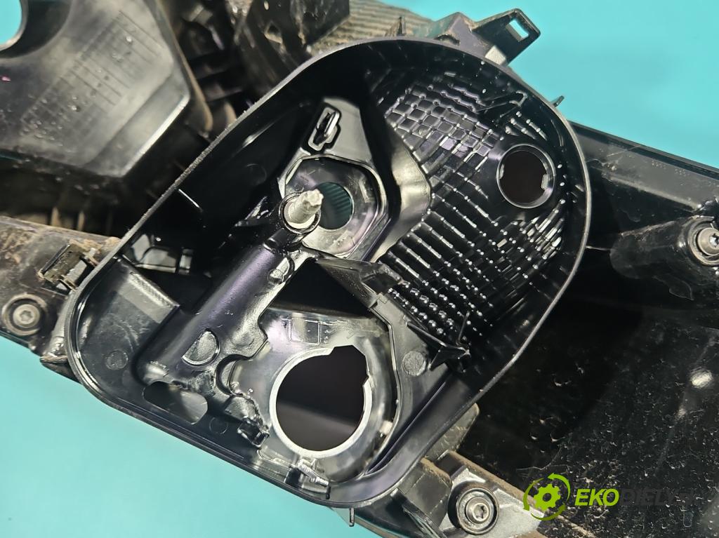 Dacia Duster III 24- 1.2 131 HP manual 96 kW 1199 cm3 5- svetlo / reflektor zadné ľavé 265559174R (Kľučka dverí ostatné)