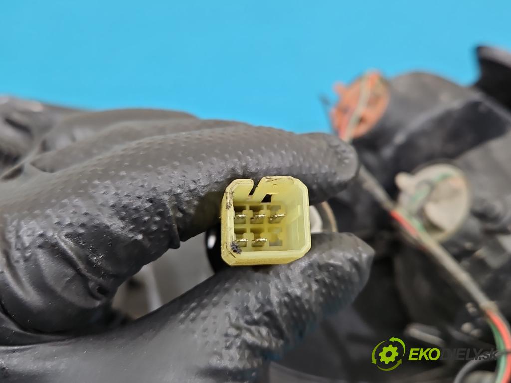 Suzuki SX4 I 2006-2014 1.6 16V 107 HP manual 79 kW 1586 cm3 5- svetlo / reflektor zadné pravé  (Kľučka dverí ostatné)