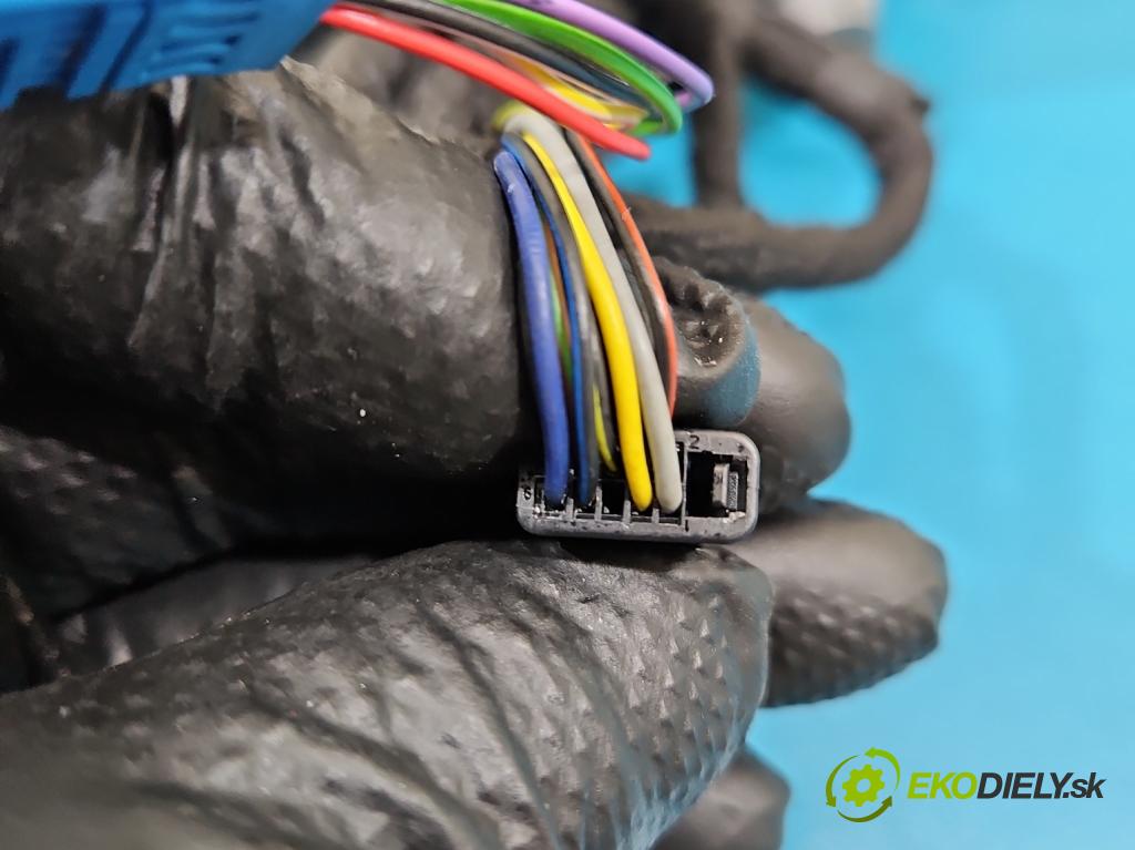 Bmw iX1 U11 0.0 elektrický: 272 HP automatic 200 kW 1 cm3 5- zrkadlo pravé  (Kľučka dverí ostatné)