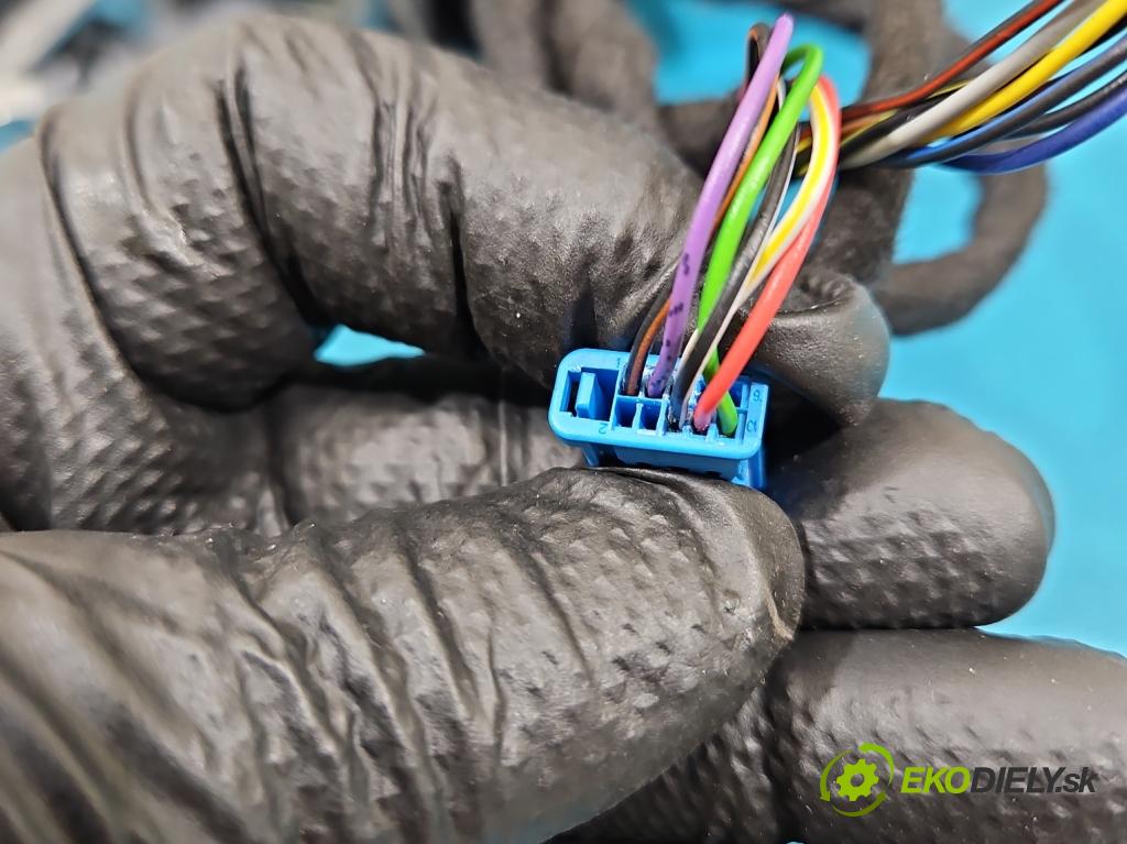 Bmw iX1 U11 0.0 elektrický: 272 HP automatic 200 kW 1 cm3 5- zrkadlo pravé  (Kľučka dverí ostatné)