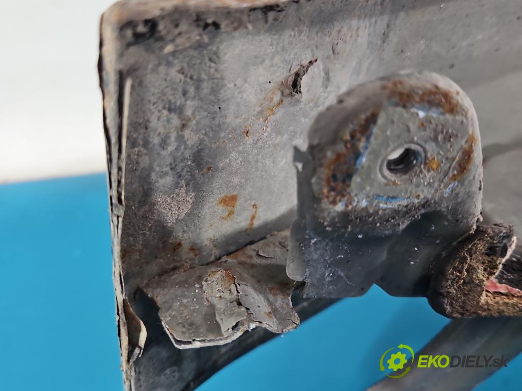 Alfa romeo Giulietta 1.6 jtd 105 HP manual 77 kW 1598 cm3 5- blatník predné pravý  (Kľučka dverí ostatné)