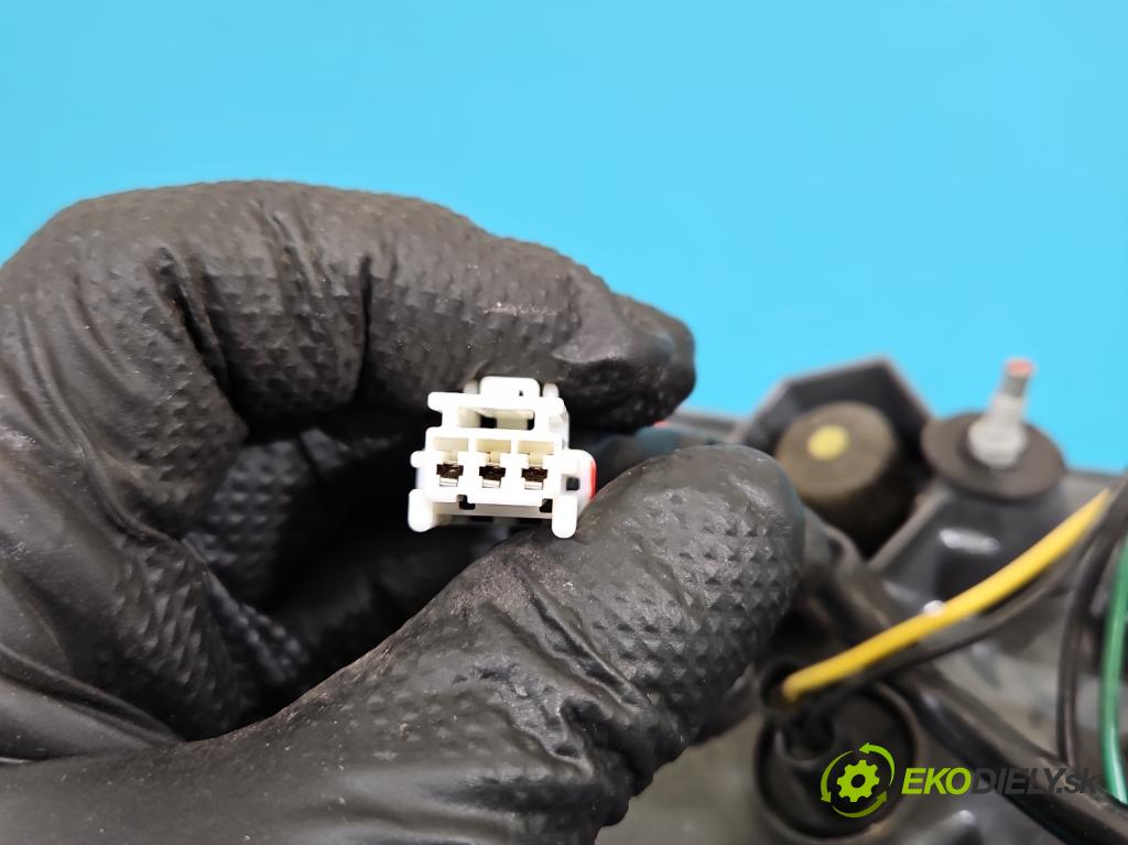 Nissan X-trail III T32 2013-2021 1.6 dci 131 HP automatic 96 kW 1598 cm3 5- svetlo / reflektor zadné pravé (Kľučka dverí ostatné)