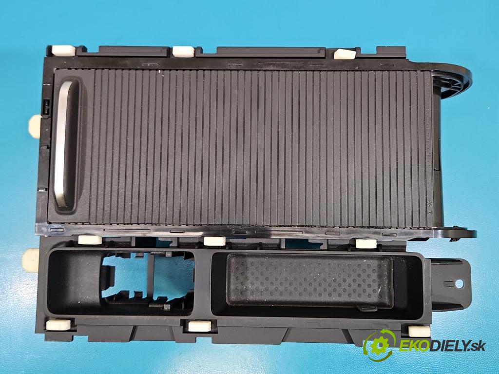 Vw Passat B8 2014 - 2.0 tdi 150 HP automatic 110 kW 1968 cm3 5- Rukojeť: na nápoje: 3G0862531C (Držiak (úchyt) na nápoje)