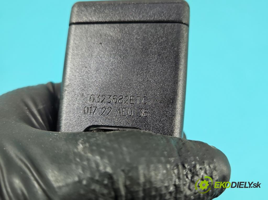 Citroen C3 III 2016-2024 1.2 12V 110 HP manual 81 kW 1199 cm3 5- pas bezpečnosť: zadné pravý