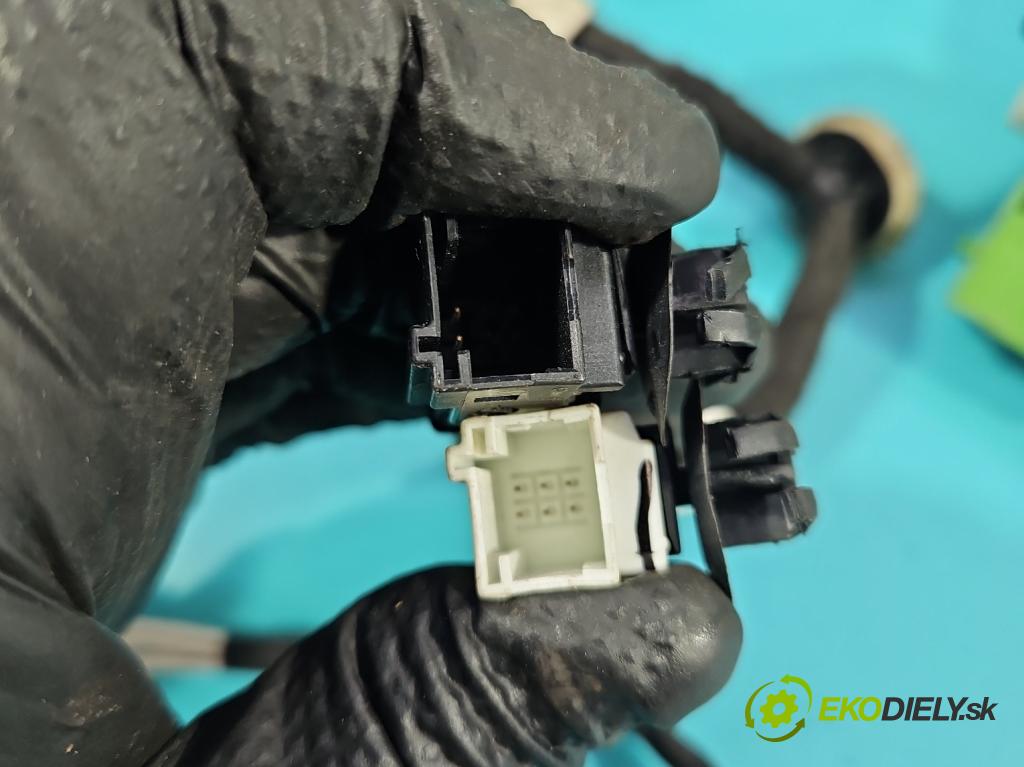 Citroen C3 III 2016-2024 1.2 12V 110 HP manual 81 kW 1199 cm3 5- Zväzok: dvere predné pravých 9825268480