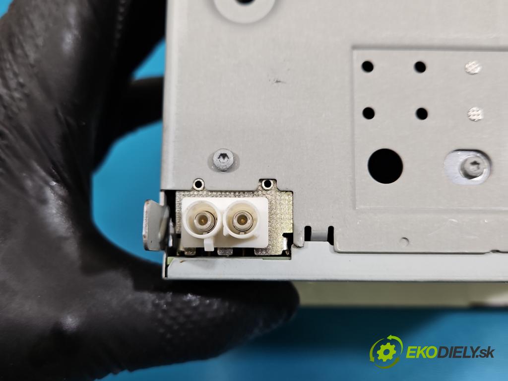 Vw Scirocco II 2008-2017 1.4 TSI 160 HP manual 118 kW 1390 cm3 3- Radio originál 3C8035195