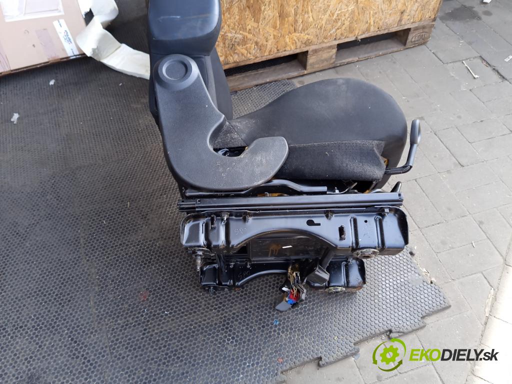 Citroen Berlingo II 2008-2018 1.6 hdi 90 hp manual 66 kW 1560 cm3 5- Sedadlo levý  (Sedadlo)