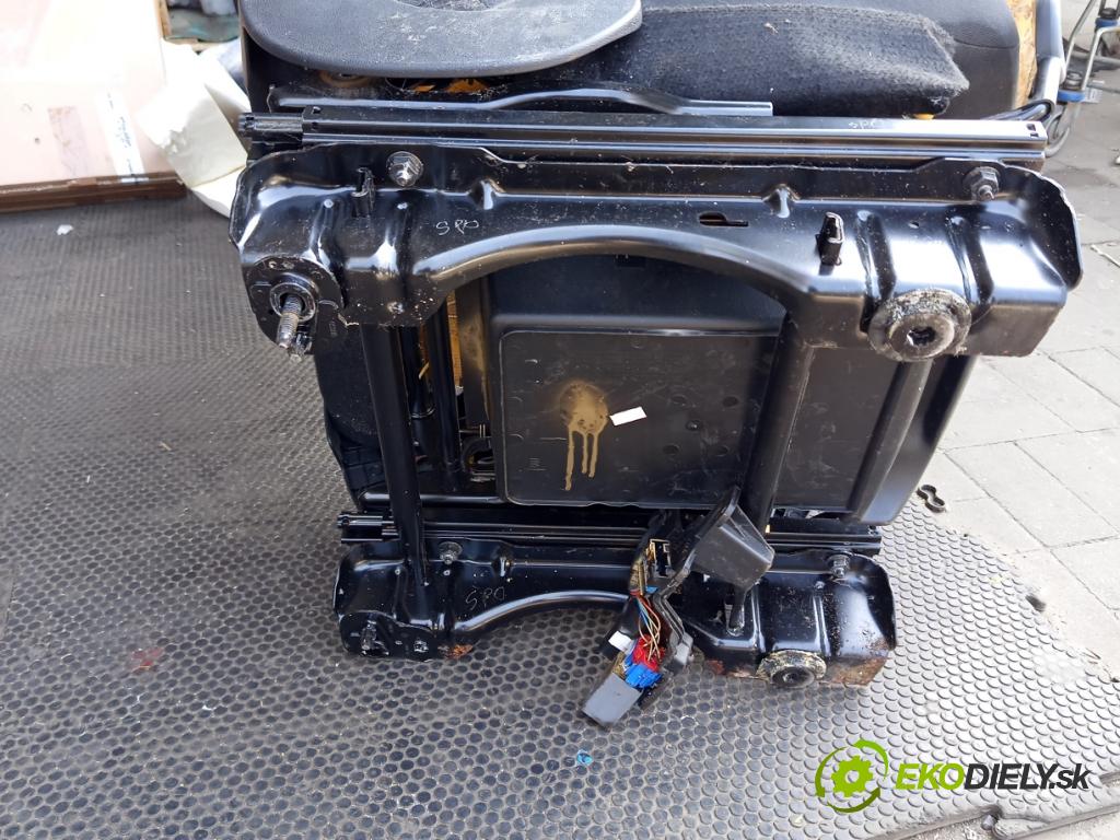 Citroen Berlingo II 2008-2018 1.6 hdi 90 hp manual 66 kW 1560 cm3 5- Sedadlo levý  (Sedadlo)