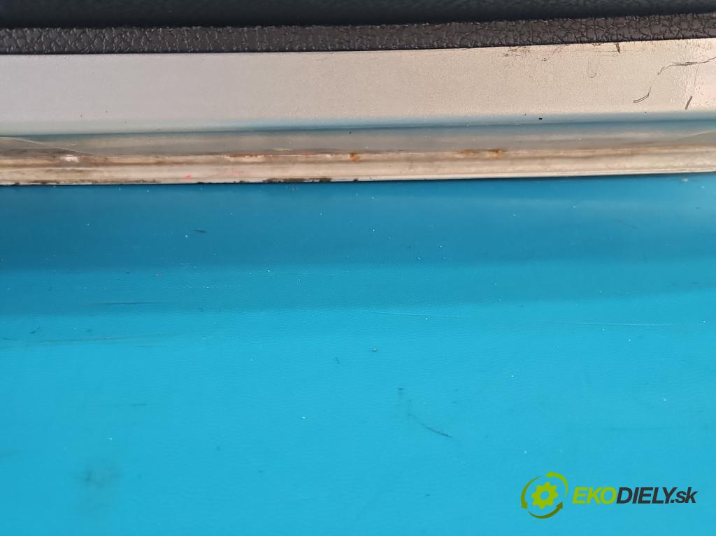 Peugeot 206 1.1 8V 60 HP manual 44.1 kW 1124 cm3 3- dvere predné pravé  (Kľučka dverí ostatné)