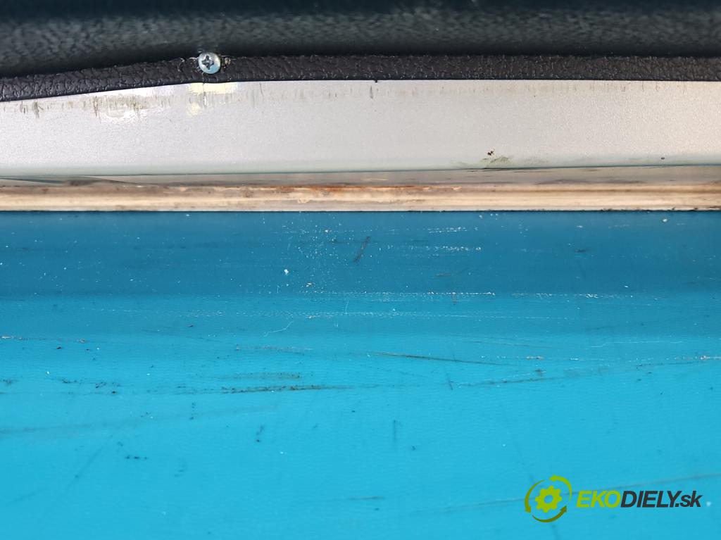 Peugeot 206 1.1 8V 60 HP manual 44.1 kW 1124 cm3 3- dvere predné pravé  (Kľučka dverí ostatné)