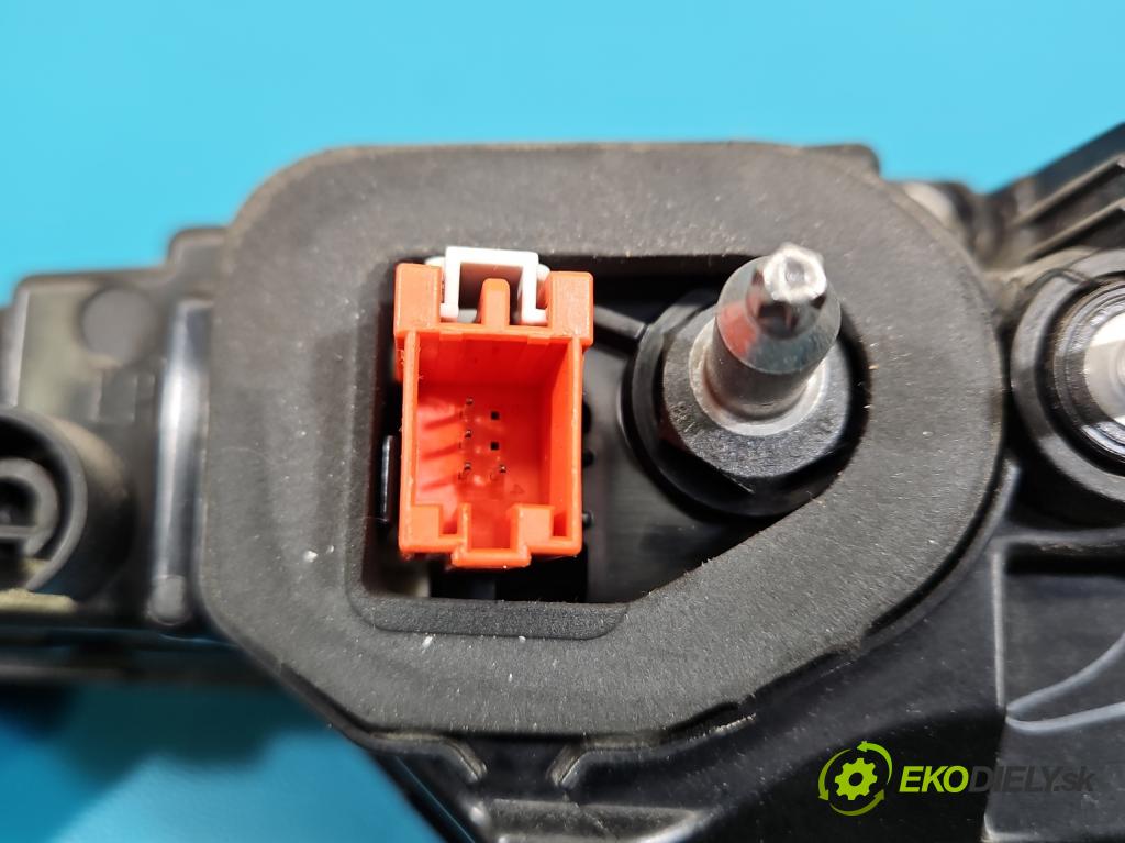 Audi A4 B9 2015-2024 2.0 TDI 190 HP automatic 140 kW 1968 cm3 5- svetlo / reflektor zadné ľavé 8W9945093AA (Kľučka dverí ostatné)