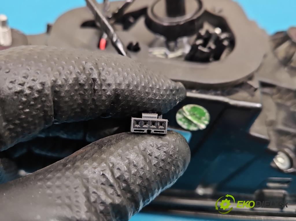 MG MG3  24- 1.5 16V 102 HP automatic 75 kW 1498 cm3 5- svetlo / reflektor zadné pravé 11202867 (Kľučka dverí ostatné)