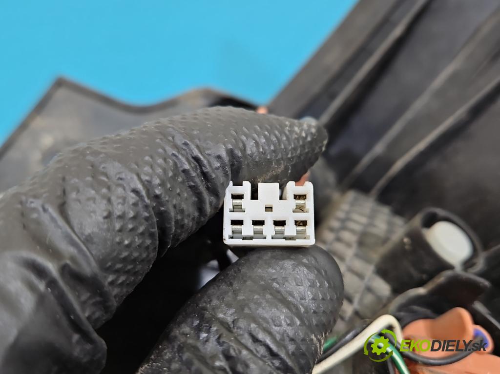 Kia Rio II 2005-2011 1.4 16V 97KM manual 71 kW 1399 cm3 5- svetlo / reflektor zadné ľavé 92401-1G2 (Kľučka dverí ostatné)