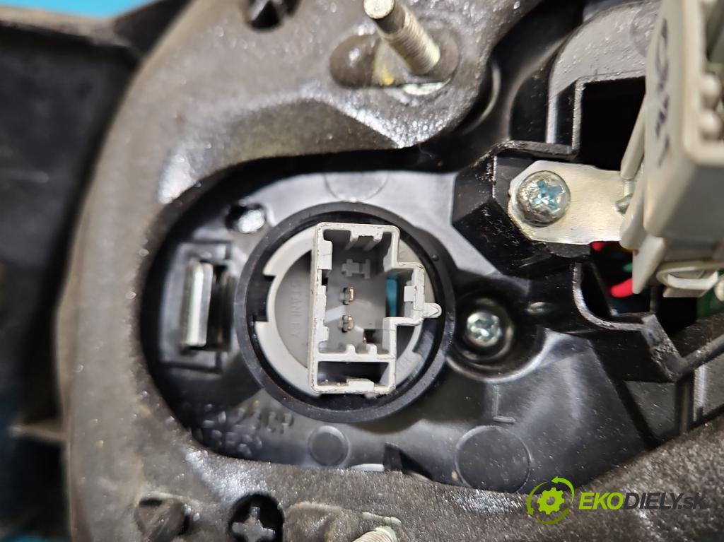 Mazda 3 I BK 2003-2009 2.0 16V 150 HP manual 110 kW 1999 cm3 5- svetlo / reflektor zadné ľavé  (Kľučka dverí ostatné)