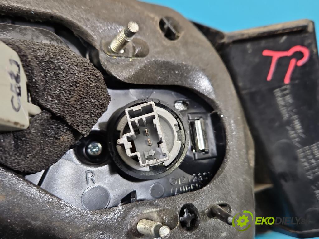 Mazda 3 I BK 2003-2009 2.0 16V 150 HP manual 110 kW 1999 cm3 5- svetlo / reflektor zadné pravé  (Kľučka dverí ostatné)