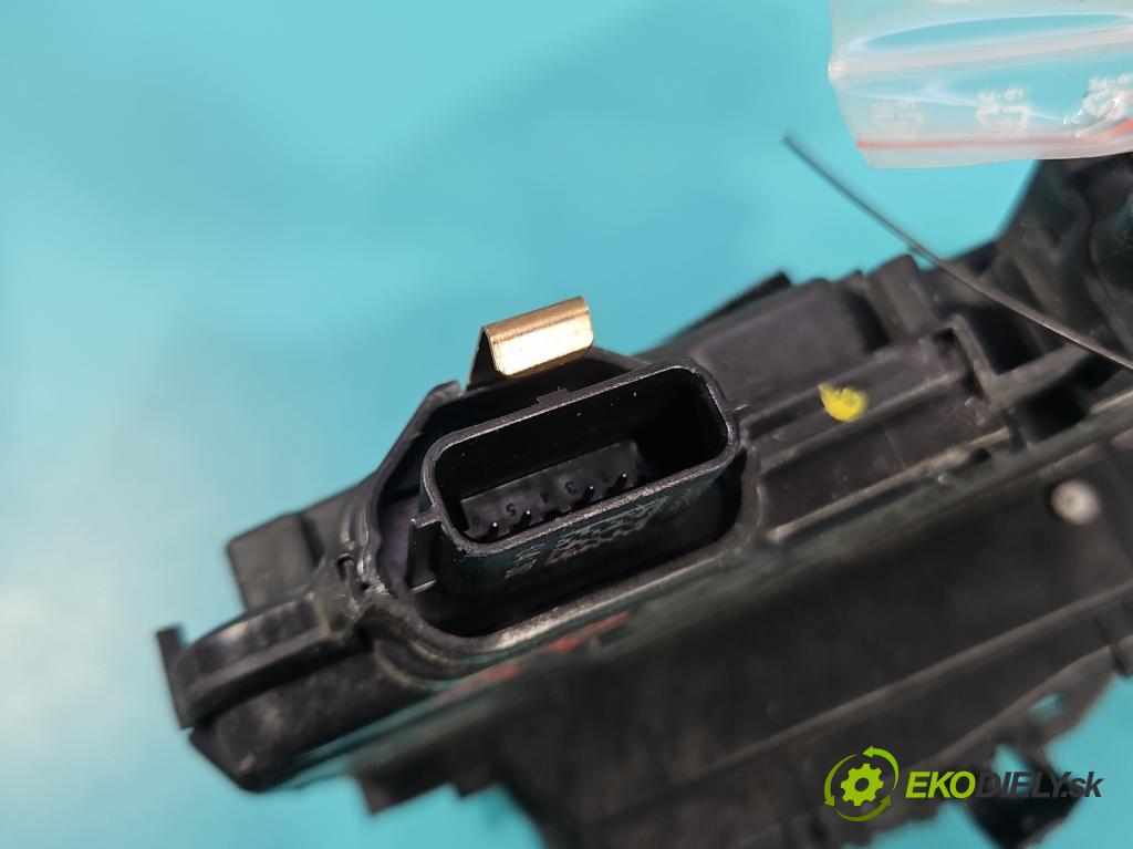 Renault Clio V 2019- 1.0 91KM automatic 67 kW 999 cm3 5- zámek zadní pravý 825007311R