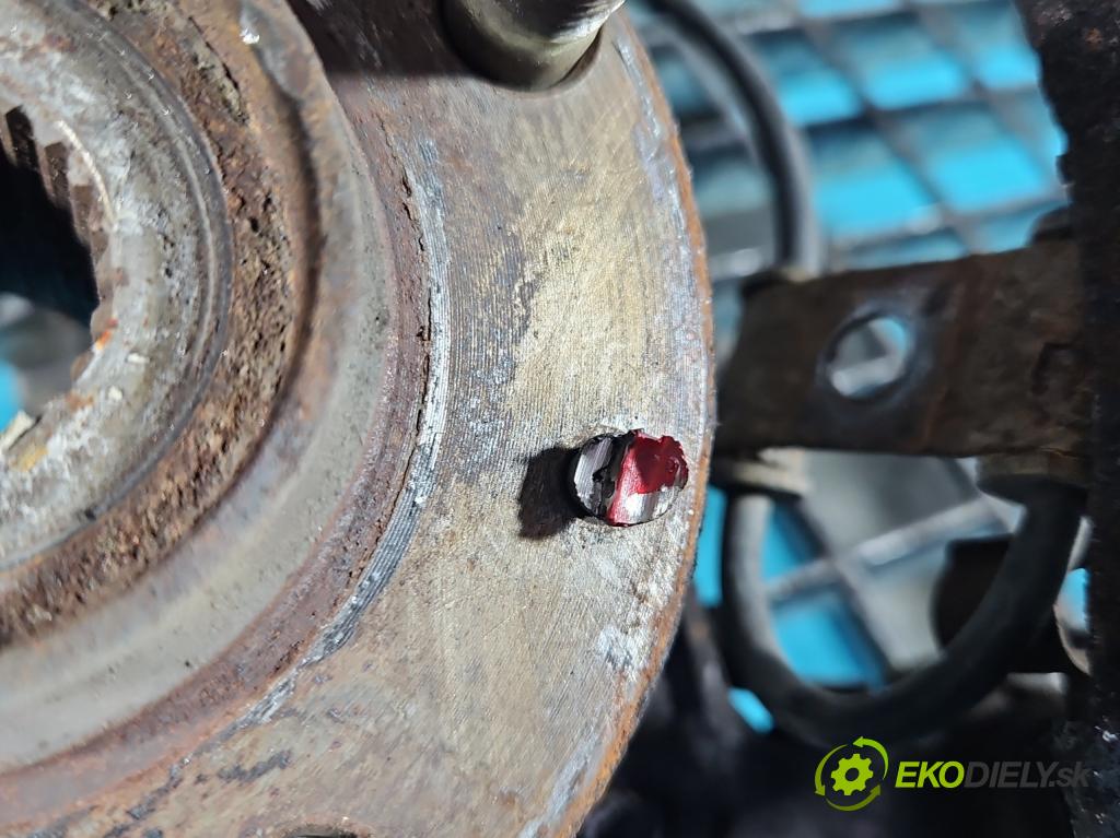 Kia Rio II 2005-2011 1.4 16V 97KM manual 71 kW 1399 cm3 5- náboj pravé  (Náboj kolesa)