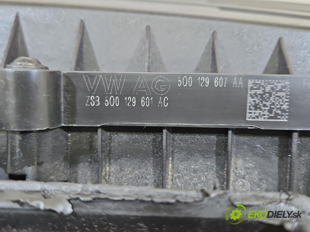 Vw Passat B8 2014 - 2.0 tdi 150 HP automatic 110 kW 1968 cm3 5- obal filtra vzduchu 5Q0129601AC (Obal vzduchového filtra)