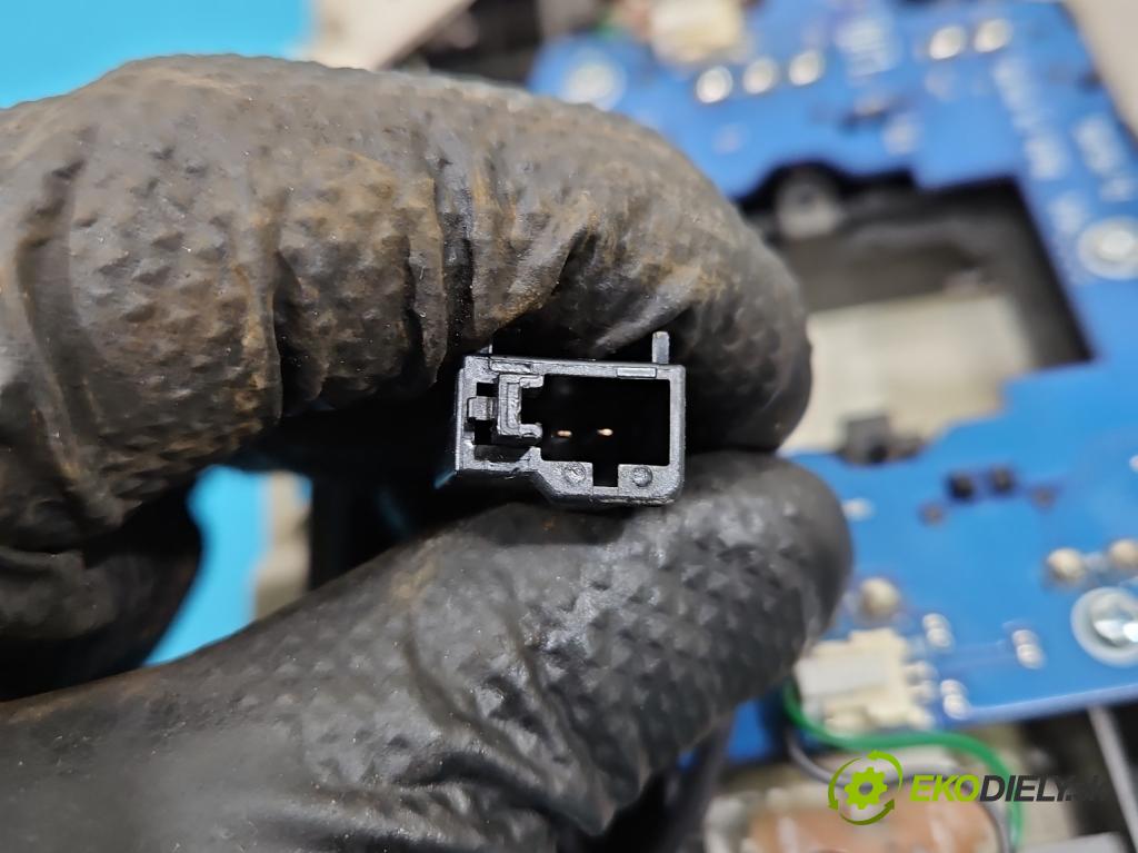 Vw Passat B8 2014 - 2.0 tdi 150 hp automatic 110 kW 1968 cm3 5- světlo interiéru 5Q0951172