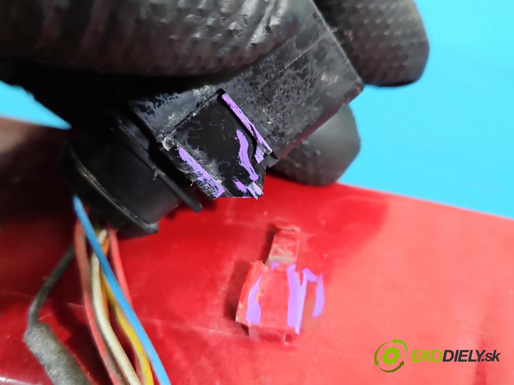 Audi A5 8T 2007-2016 3.0 tdi 239KM automatic 176 kW 2967 cm3 5- svetlo / reflektor zadné ľavé 8T8945095D (Kľučka dverí ostatné)