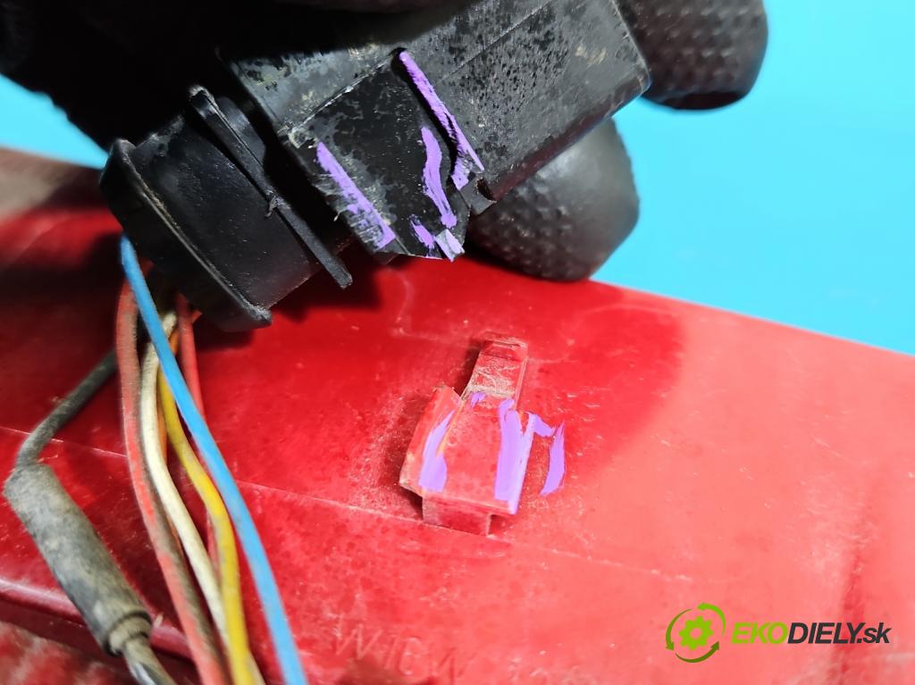 Audi A5 8T 2007-2016 3.0 tdi 239KM automatic 176 kW 2967 cm3 5- svetlo / reflektor zadné ľavé 8T8945095D (Kľučka dverí ostatné)