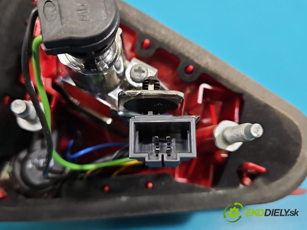 Audi A5 8T 2007-2016 3.0 tdi 239KM automatic 176 kW 2967 cm3 5- svetlo / reflektor zadné pravé 8T0945094A (Kľučka dverí ostatné)