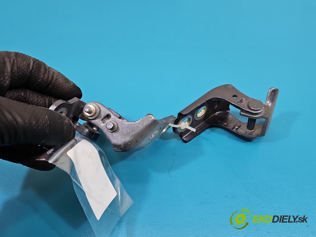 Renault Clio V 2019- 1.0 91KM automatic 67 kW 999 cm3 5- Závěs: dveře zadní pravý