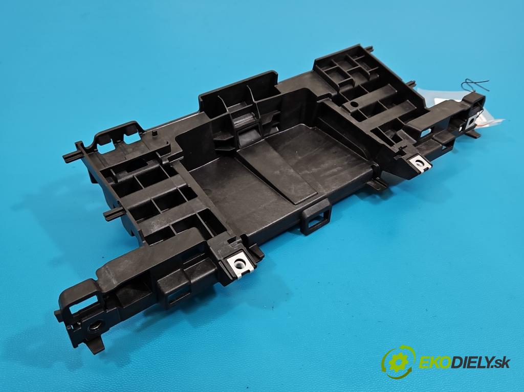 Audi A4 B9 2015-2024 2.0 TDI 190 HP automatic 140 kW 1968 cm3 5- Upevnenie: 8W1857735