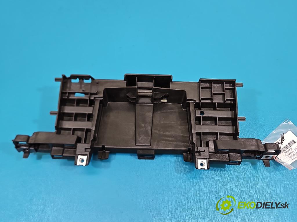 Audi A4 B9 2015-2024 2.0 TDI 190 HP automatic 140 kW 1968 cm3 5- Upevnenie: 8W1857735