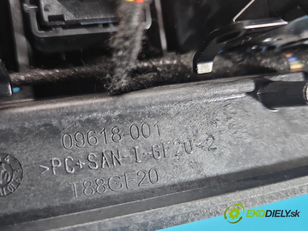 Audi A4 B9 2015-2024 2.0 TDI 190 HP automatic 140 kW 1968 cm3 5- Mřížka: kúrenia stredová 8W1820902D (Mriežka kúrenia (fukár))