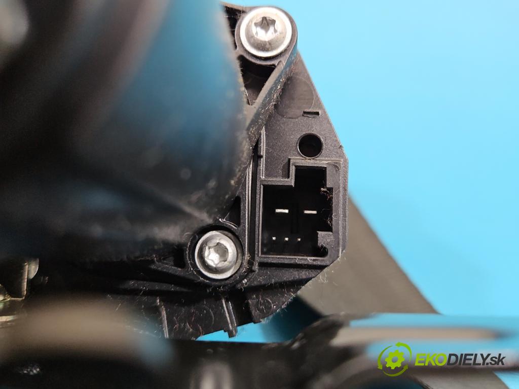 Vw Passat B8 2014 - 2.0 tdi 150 hp automatic 110 kW 1968 cm3 5- stěna bezpečnost přední pravý 631627100C