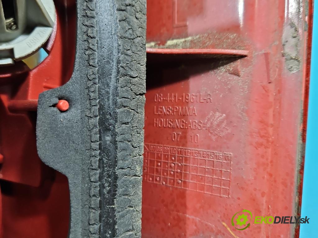 Vw Passat B5 1995-2005 1.9 tdi 131 HP manual 96 kW 1896 cm3 5- svetlo / reflektor zadné ľavé  (Kľučka dverí ostatné)