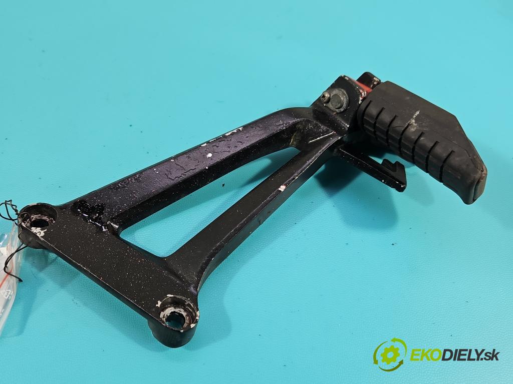 Motocykl HONDA CBR 125R 0.1b 14KM manual 10 kW 125 cm3 2- Upevnenie: