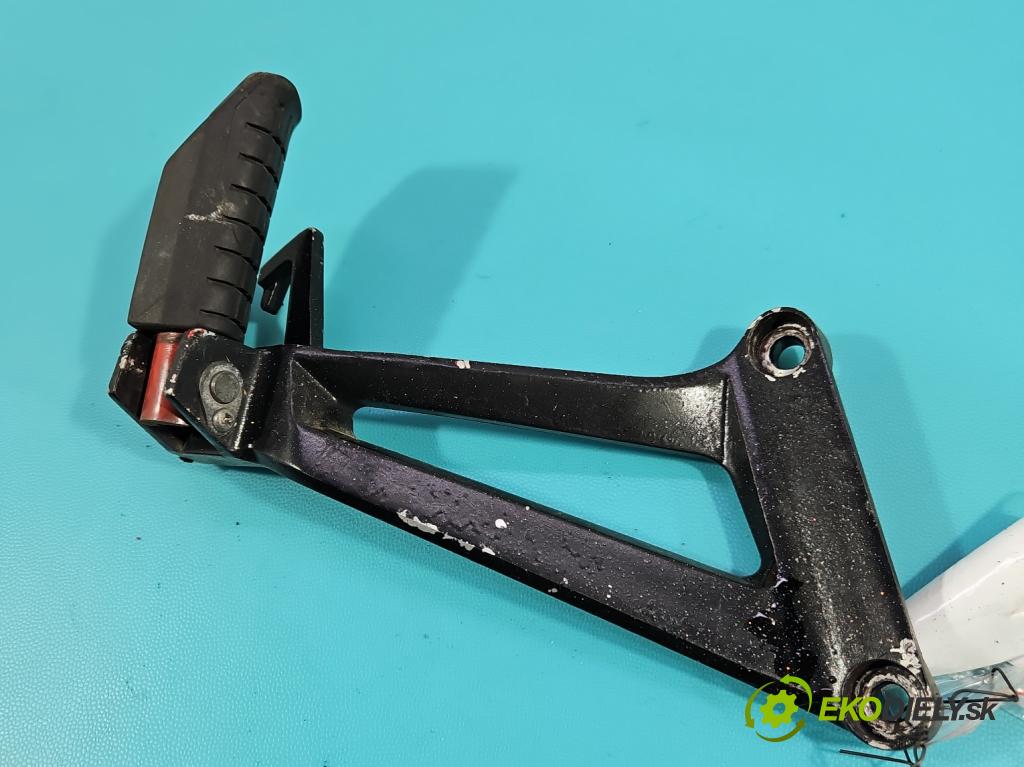 Motocykl HONDA CBR 125R 0.1b 14KM manual 10 kW 125 cm3 2- Upevnenie: 