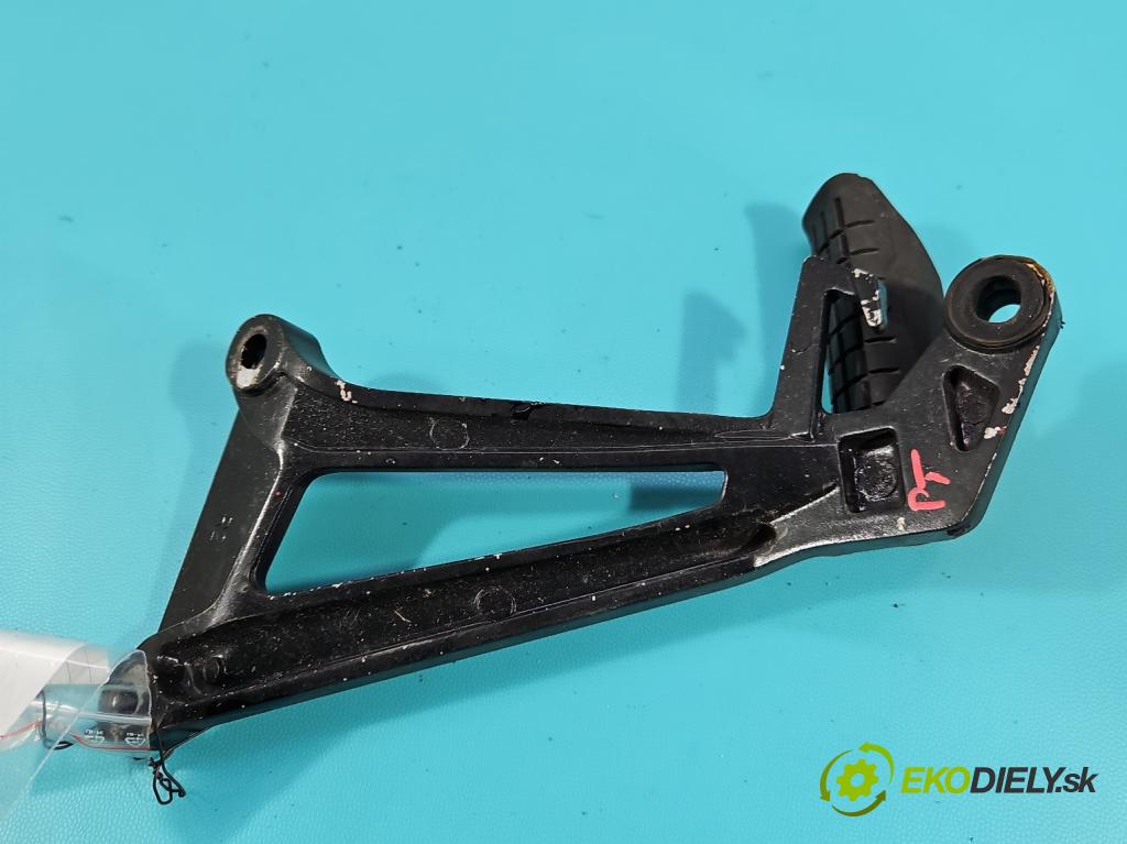 Motocykl HONDA CBR 125R 0.1b 14KM manual 10 kW 125 cm3 2- Upevnenie: